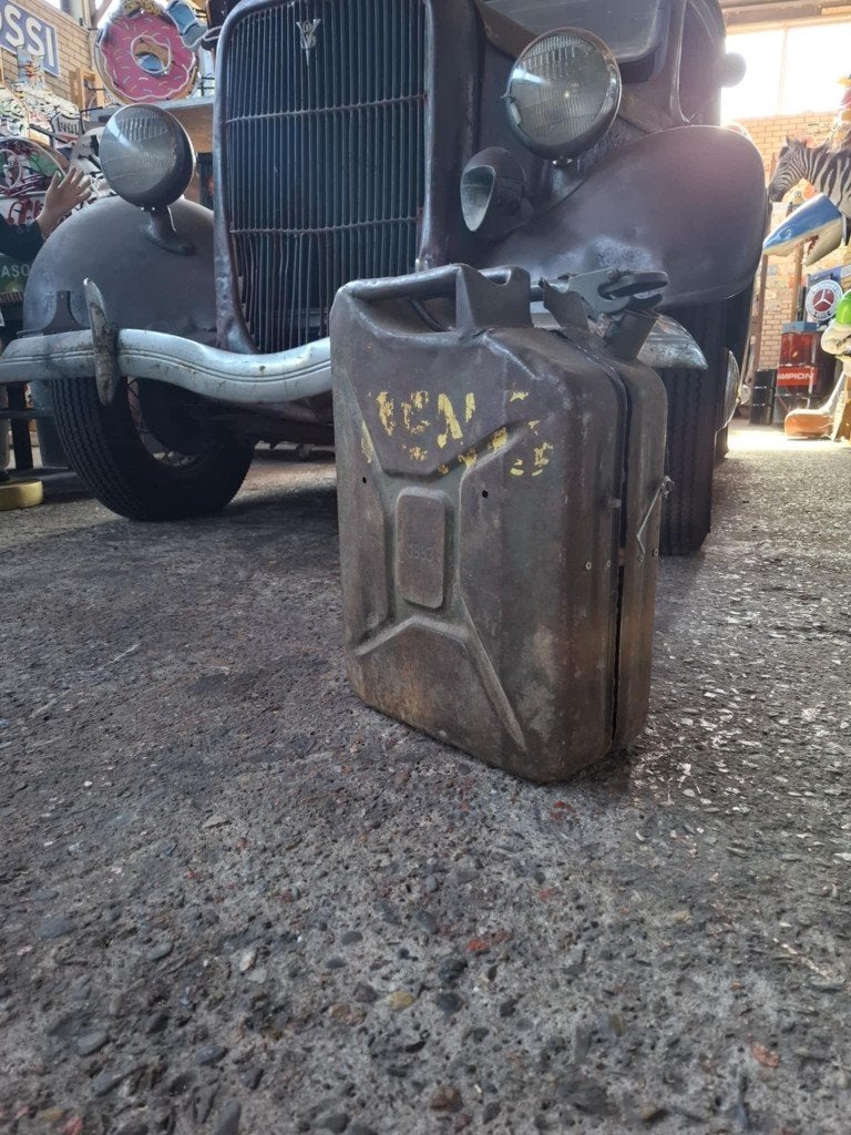 Vintage jerrycan omgebouwd naar een kastje, Ophalen of Verzenden, Gebruikt, Gebruiksvoorwerp