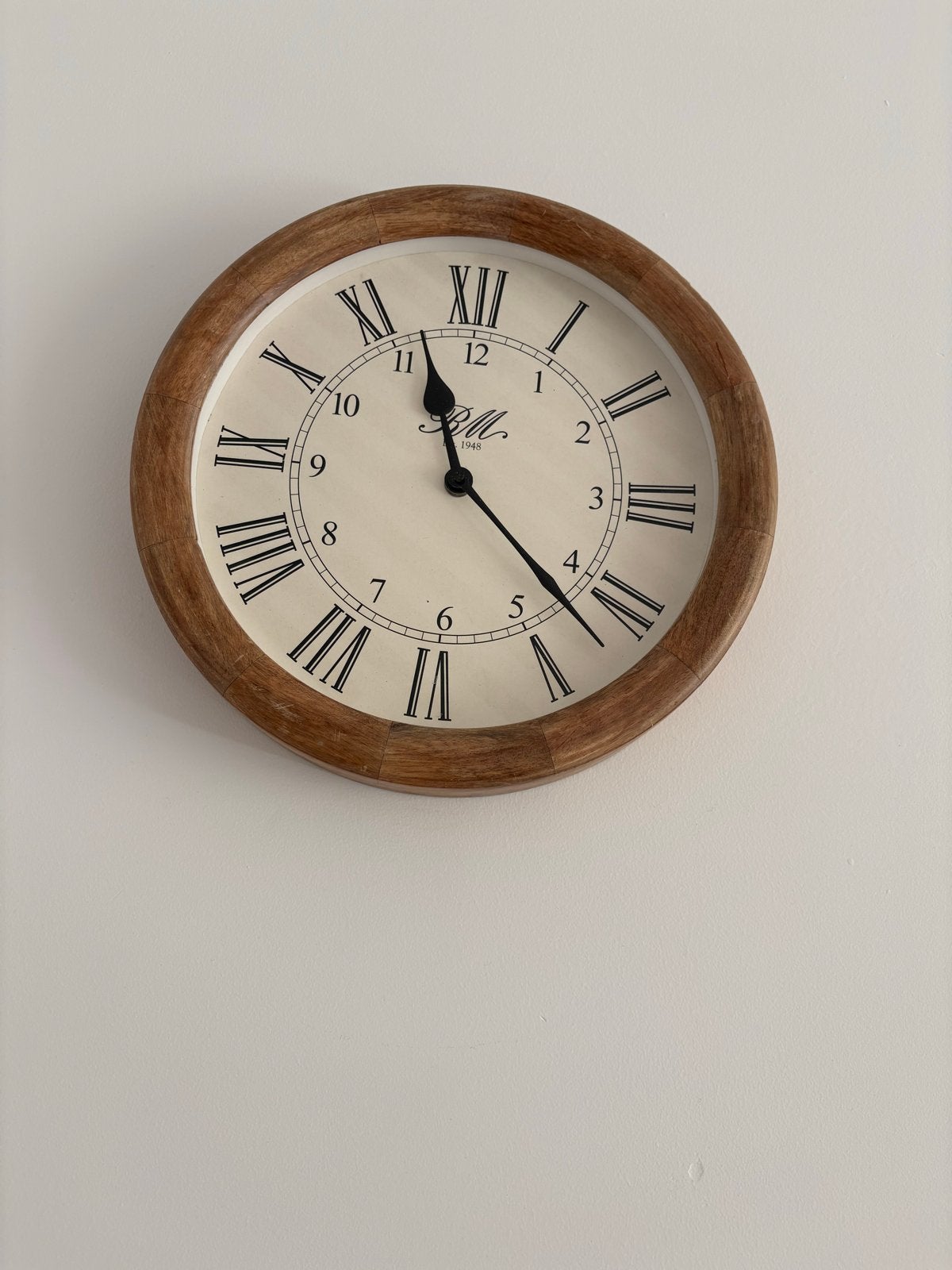 Riviera Maison houten wandklok met Romeinse cijfers, Huis en Inrichting, Wandklok, Bruin, Landelijk, Analoog