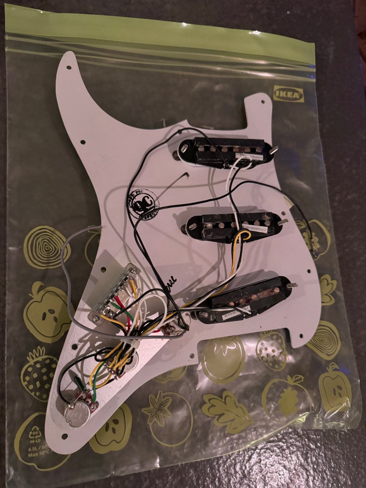 Loaded Squier Stratocaster Pickguard SSS - Wit, Ophalen of Verzenden, Gebruikt, Elektrische gitaar