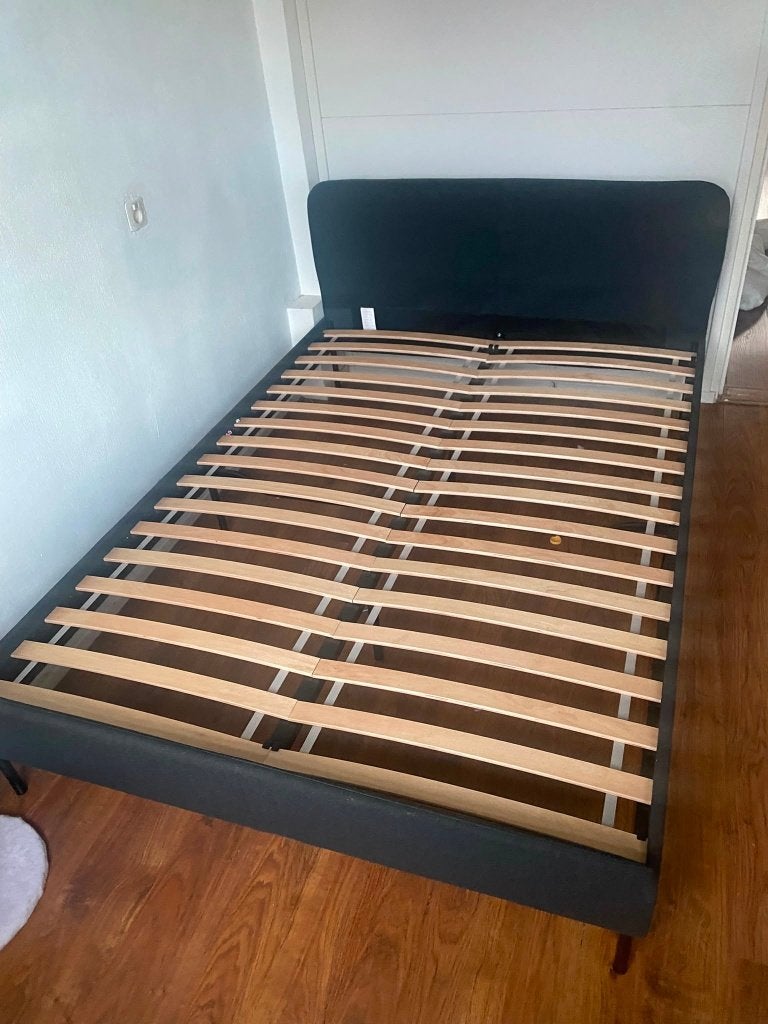 IKEA SLATTUM gestoffeerd bed in donkergrijs 140 cm, Ophalen, Tweepersoons, 140 cm, Zo goed als nieuw