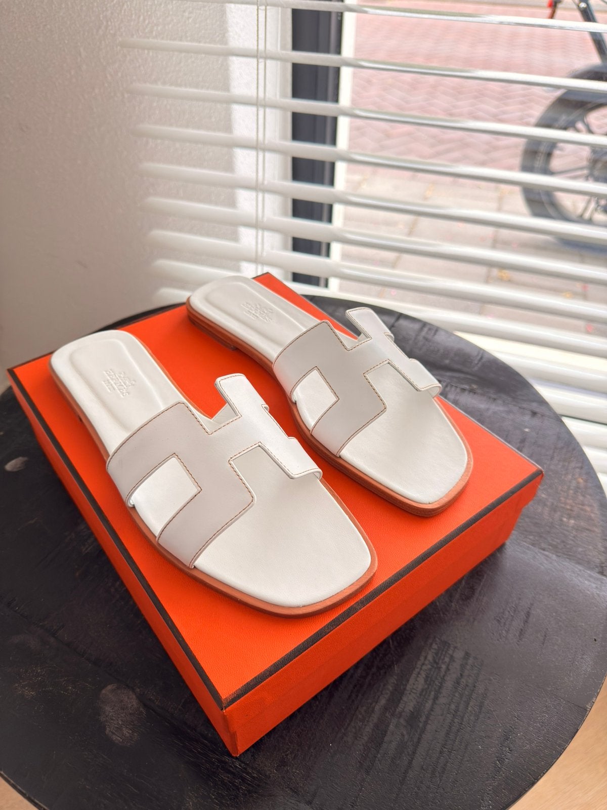 Hermès Oran Sandalen maat 41, Wit, Nieuw, Ophalen, Slippers