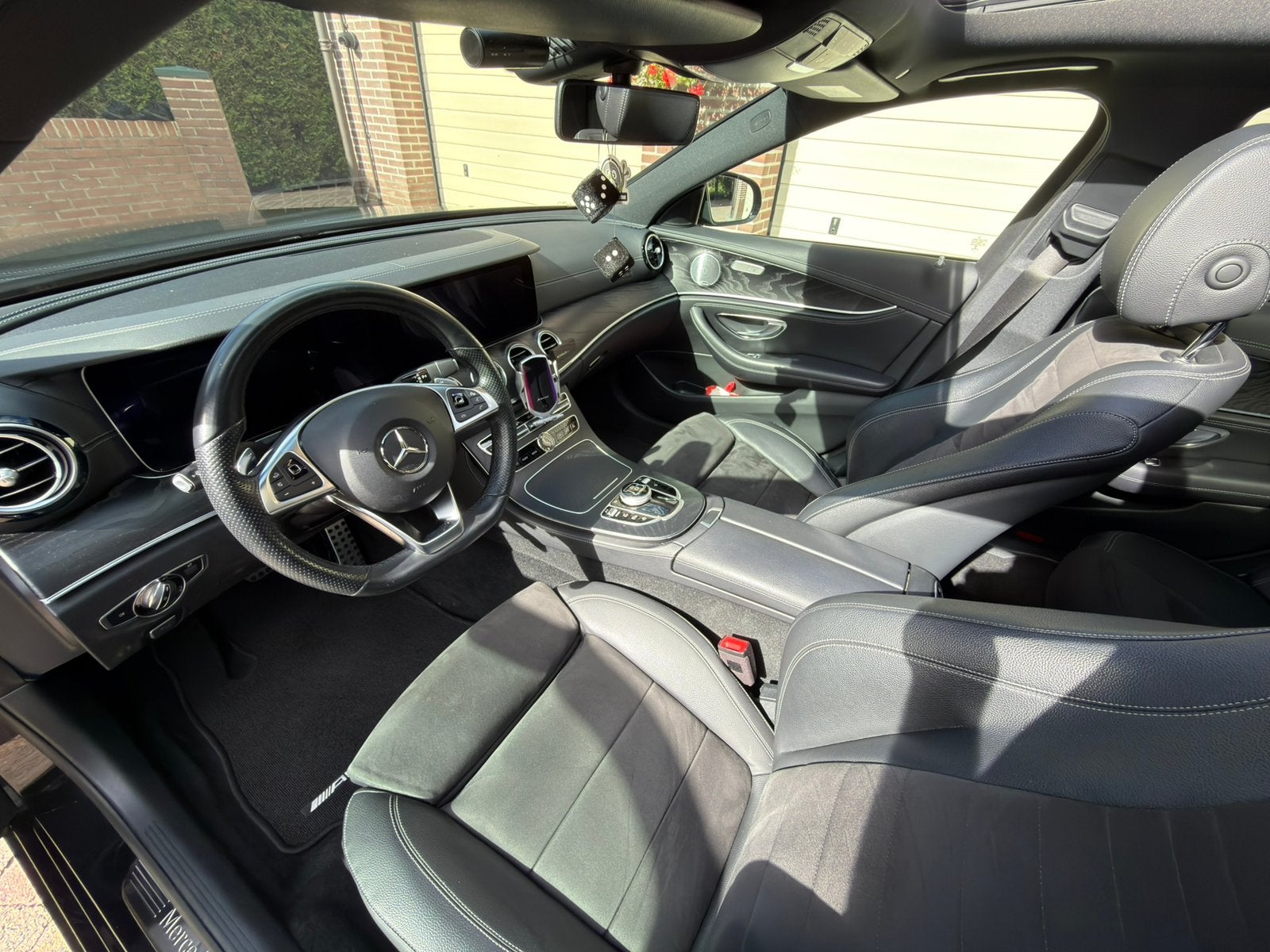 Foto 16 van Mercedes-Benz E 200 | BRABUS/AMG styling | MAT ZWART |