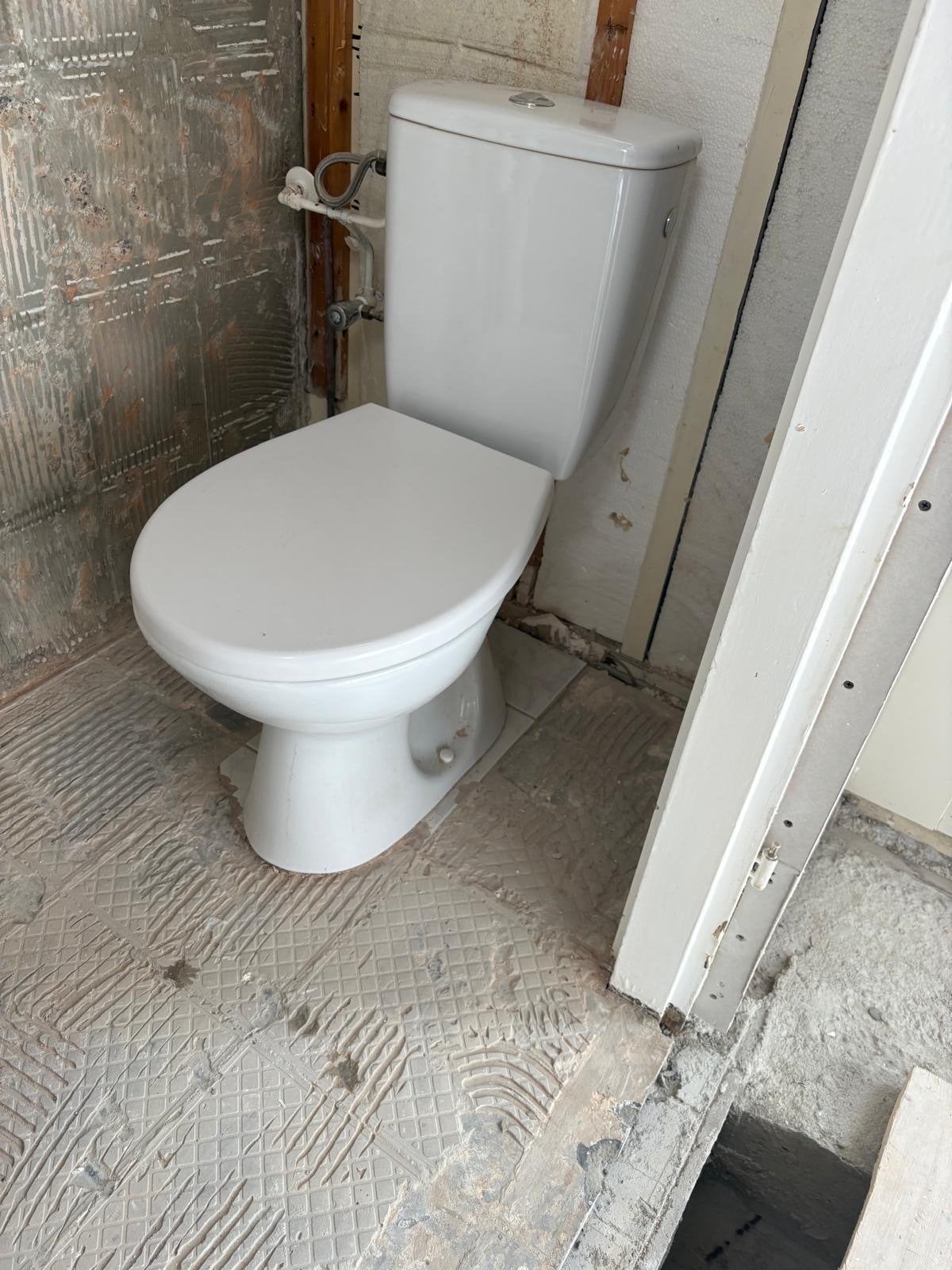 Witte toiletpot met stortbak en bril, Doe-het-zelf en Verbouw, Ophalen, Gebruikt, Toilet
