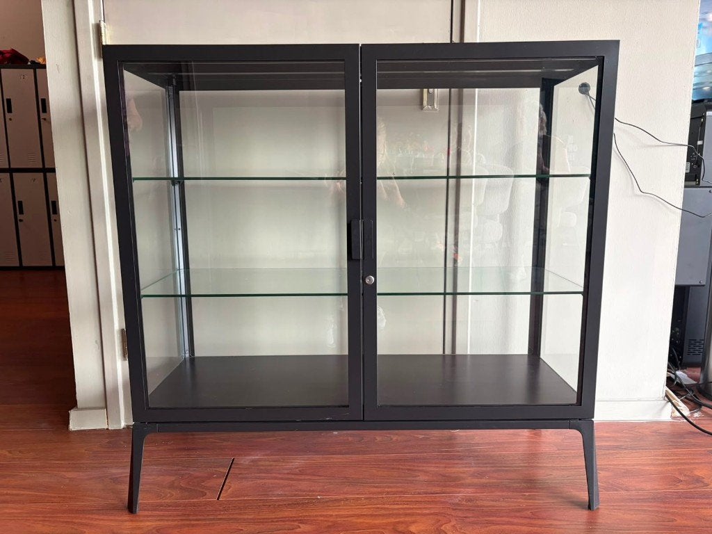 Moderne glazen vitrinekast met slot | Zwart metaal, Ophalen, Met deur(en), 50 tot 100 cm, Zo goed als nieuw