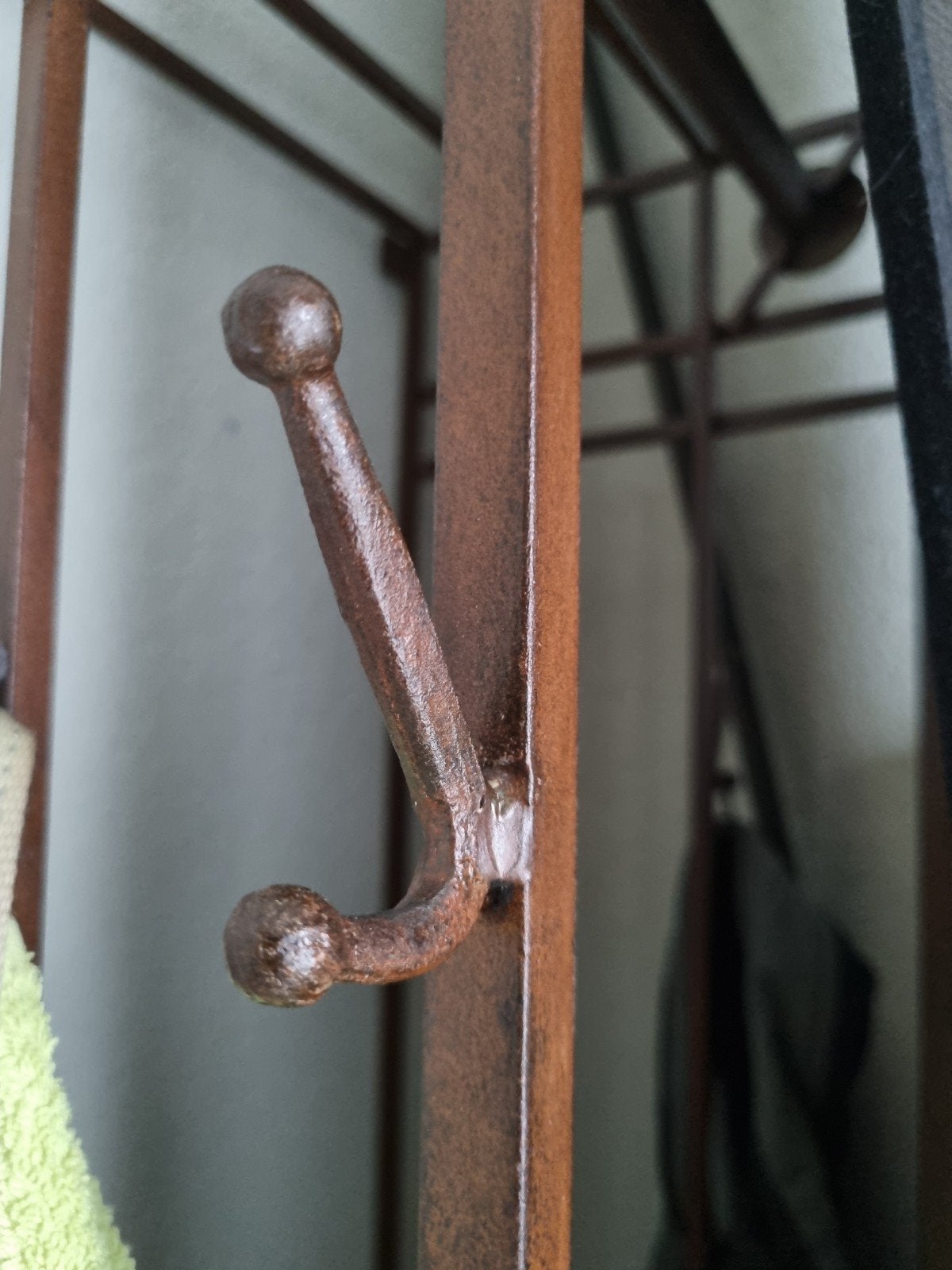 Robuuste kapstok met 3 bijpassende hangers, Ophalen, Zo goed als nieuw, Metaal, Staande kapstok
