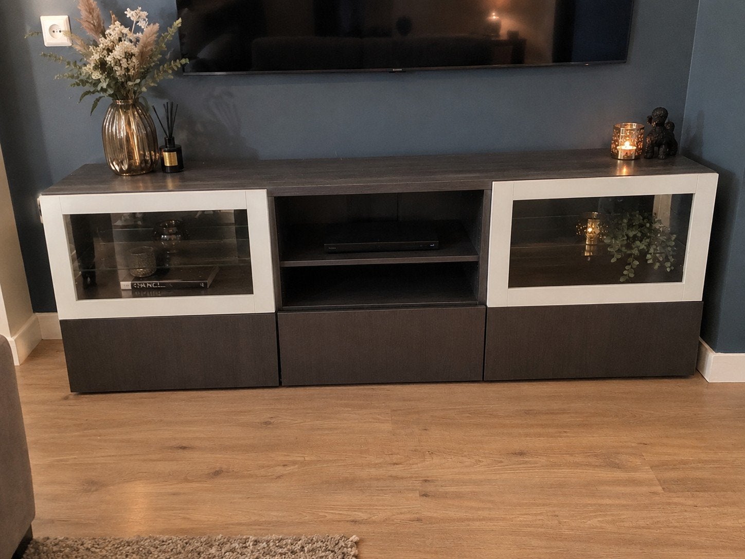 Modern TV-meubel met opbergruimte en glazen deuren, Ophalen, Overige houtsoorten, Zo goed als nieuw, 200 cm of meer