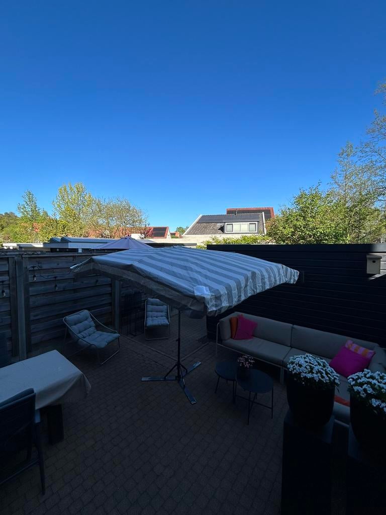 Parasol / marktparasol 300 bij 250 cm incl. voet, Ophalen, Gebruikt, 3 tot 4 meter, Zweefparasol