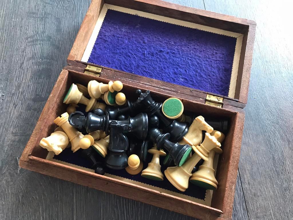 Mooie oude kist met grote verzwaarde schaakstukken, Ophalen of Verzenden, Zo goed als nieuw
