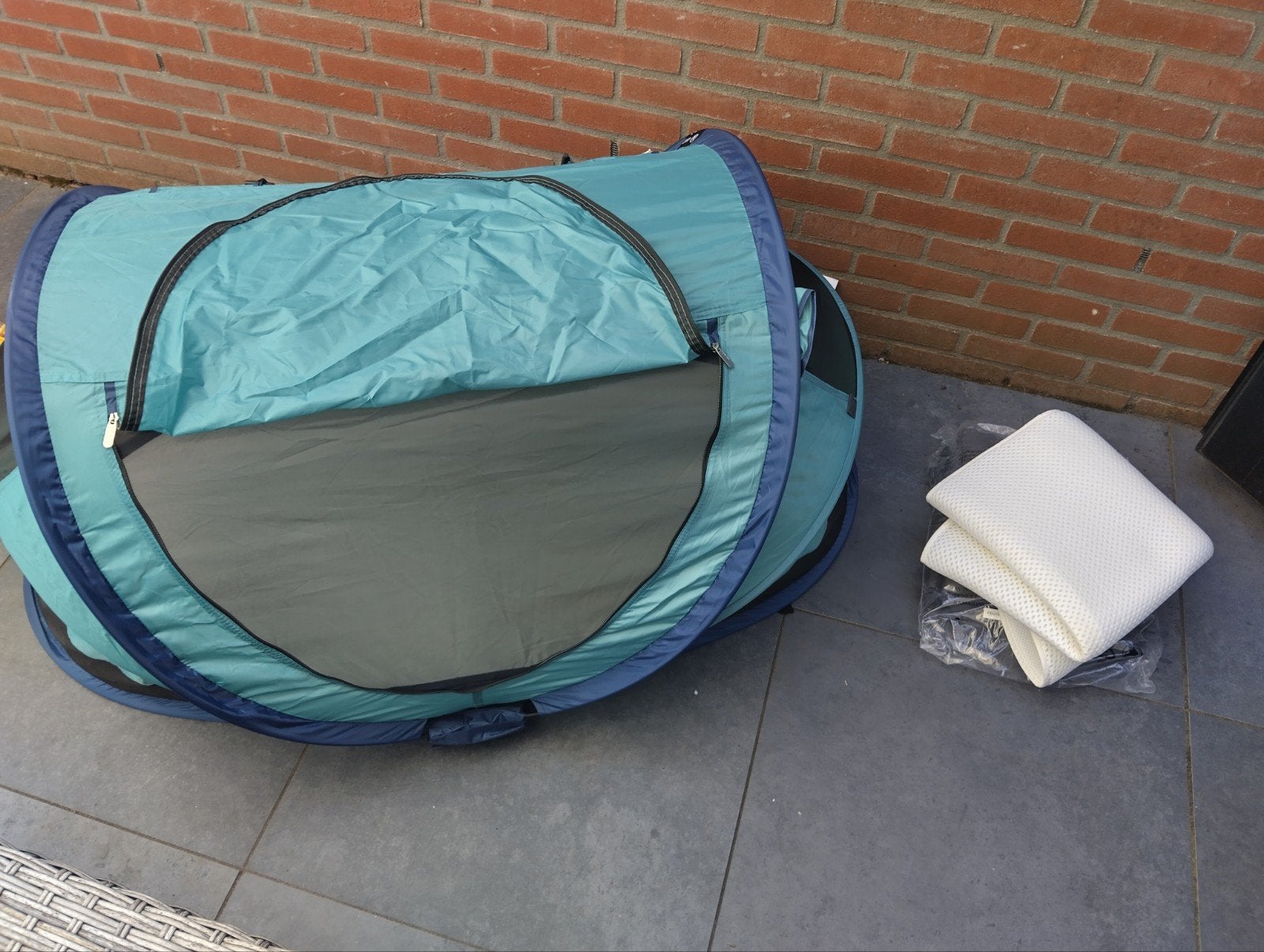 Deryan Peuterbed/Tent met matras en zonneschermen, Ophalen, Gebruikt, Reisbedje