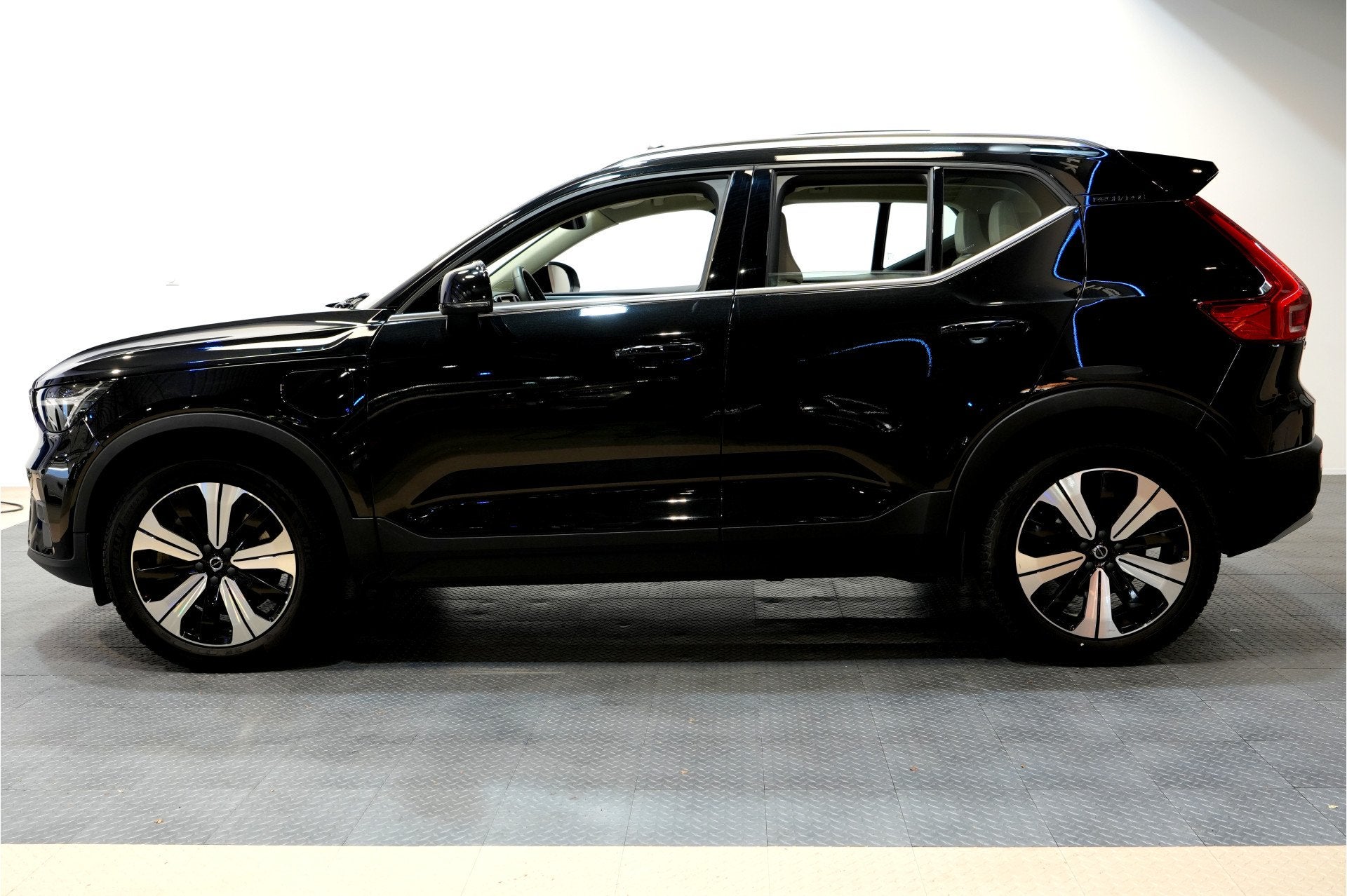 Volvo XC40 1.5 T5 Plug-in Hybrid 193kW/262pk DCT7 Ultimate B, Auto's, Dealer onderhouden, Met garantie (alle), Zwart, Hybride Elektrisch/Benzine