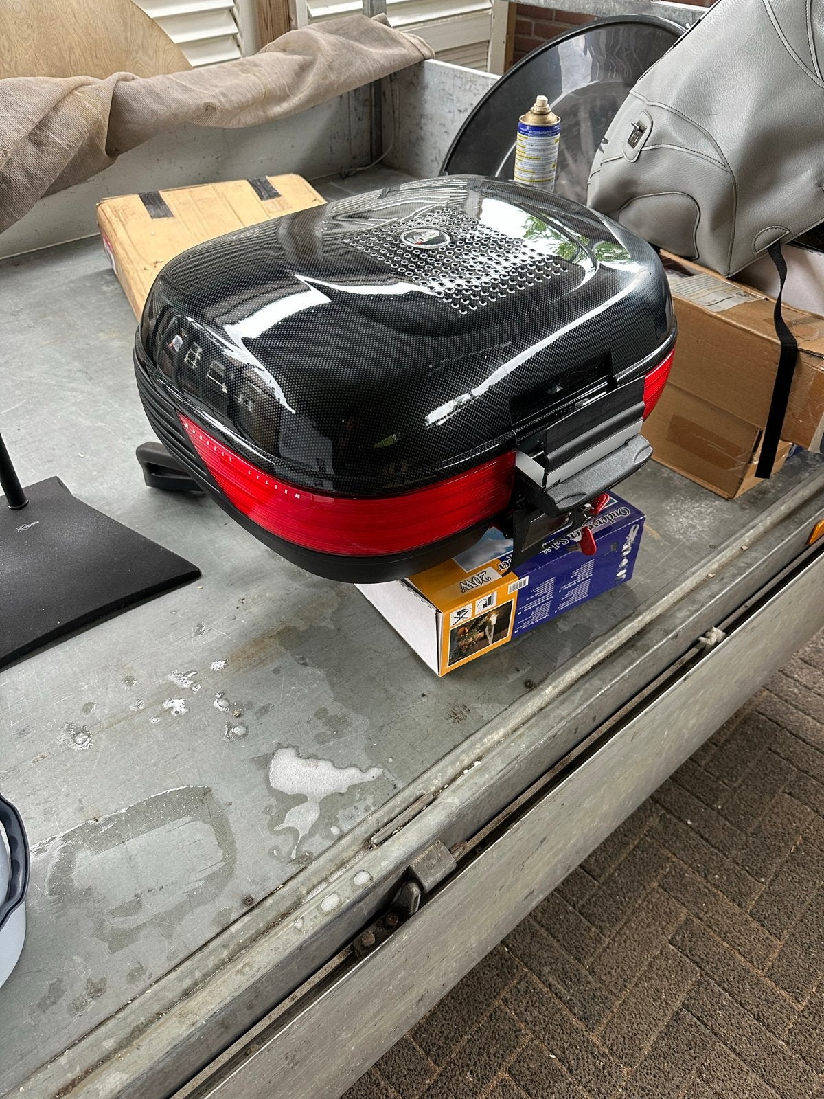 Givi motor of scooter topkoffer- Zwart/Rood Carbon Look, Ophalen, Gebruikt