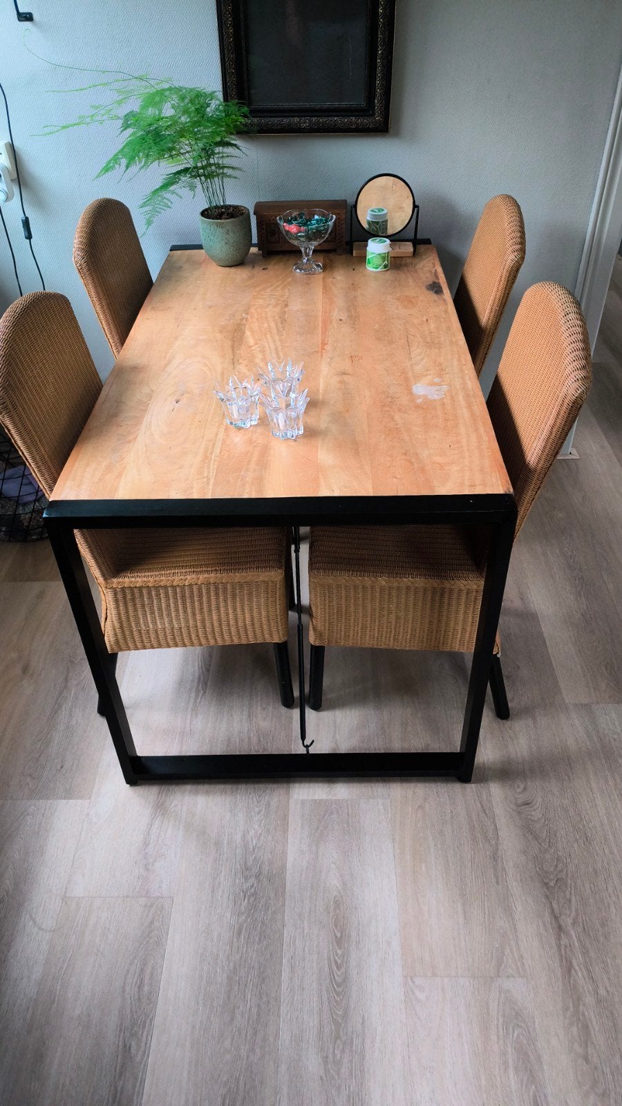 moderne mango houten eettafel met stalen poten, Huis en Inrichting, Ophalen, Gebruikt, 50 tot 100 cm, 150 tot 200 cm