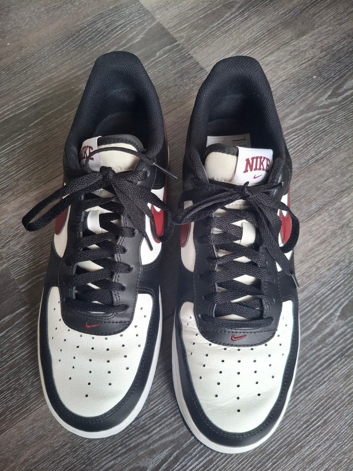 Nike Air Force 1 Low '07 Zwart/Wit/Rood, Kleding | Heren, Zwart, Nike, Ophalen of Verzenden, Sneakers of Gympen