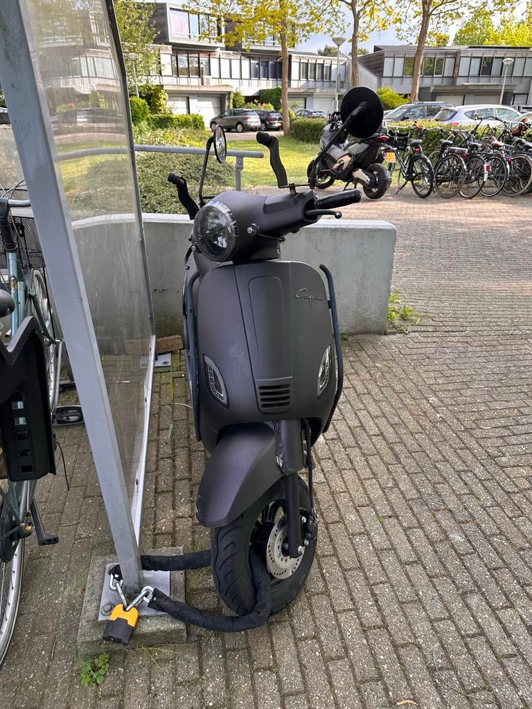 Scooter Capri 50cc blauw kenteken- probleem met start + helm, Fietsen en Brommers, Snorfietsen en Snorscooters, Ophalen, Zo goed als nieuw