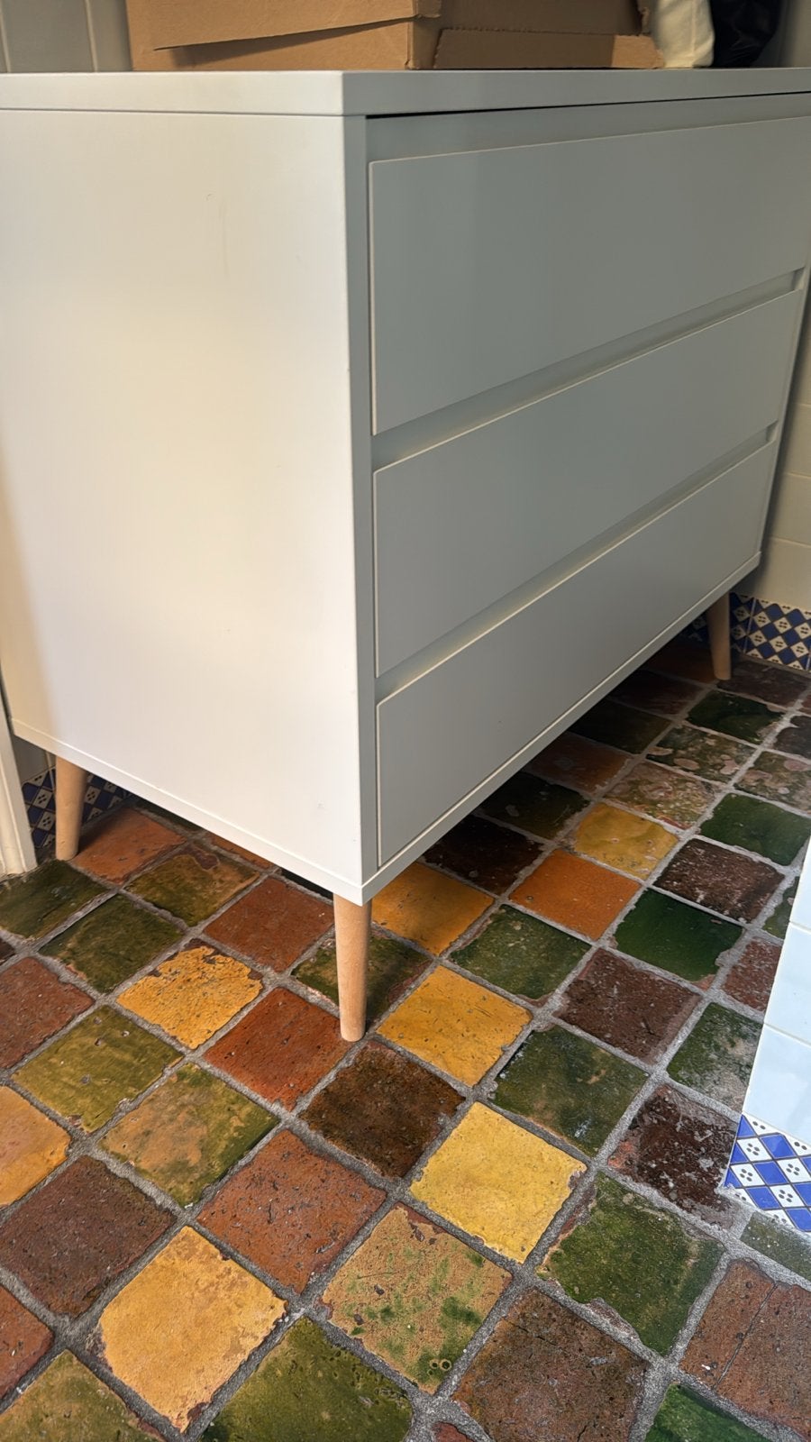 Ladekast (commode) met 3 laden - Wit met houten poten, Ophalen, 100 tot 150 cm, 50 tot 100 cm, Zo goed als nieuw