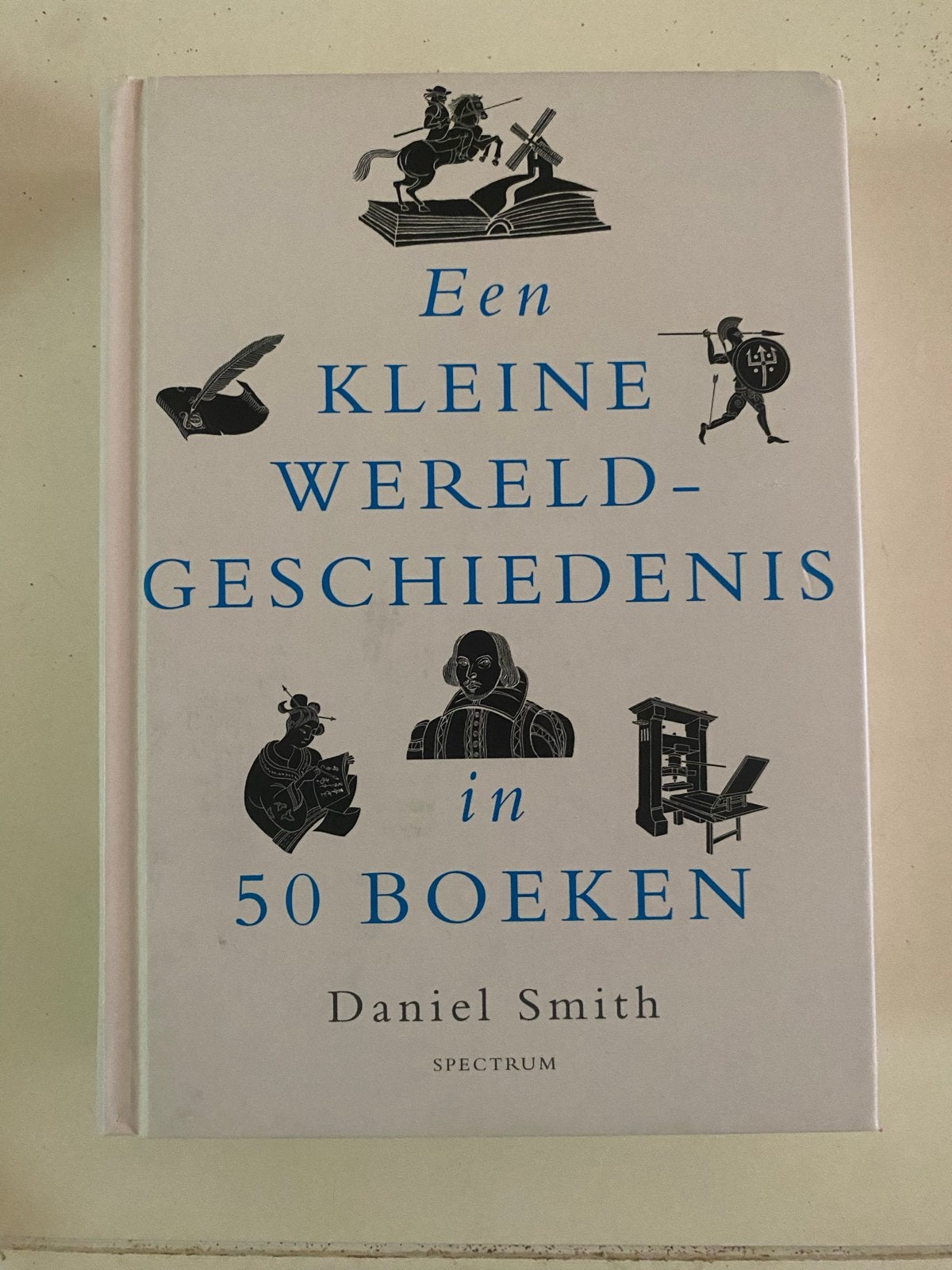 Een Kleine Wereldgeschiedenis in 50 Boeken - Daniel Smith, Ophalen of Verzenden, 20e eeuw of later, Zo goed als nieuw, Overige gebieden