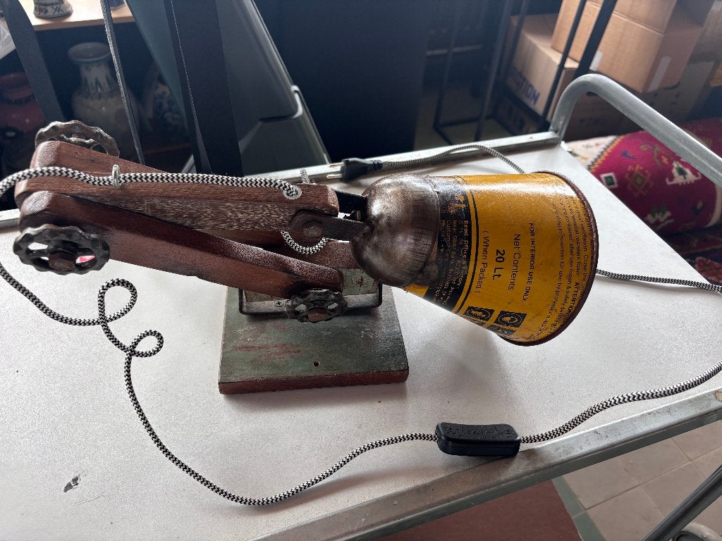 Industriële Tafellamp Geel Metaal Hout Vintage  CS27197, 50 tot 75 cm, Ophalen of Verzenden, Overige materialen, Gebruikt