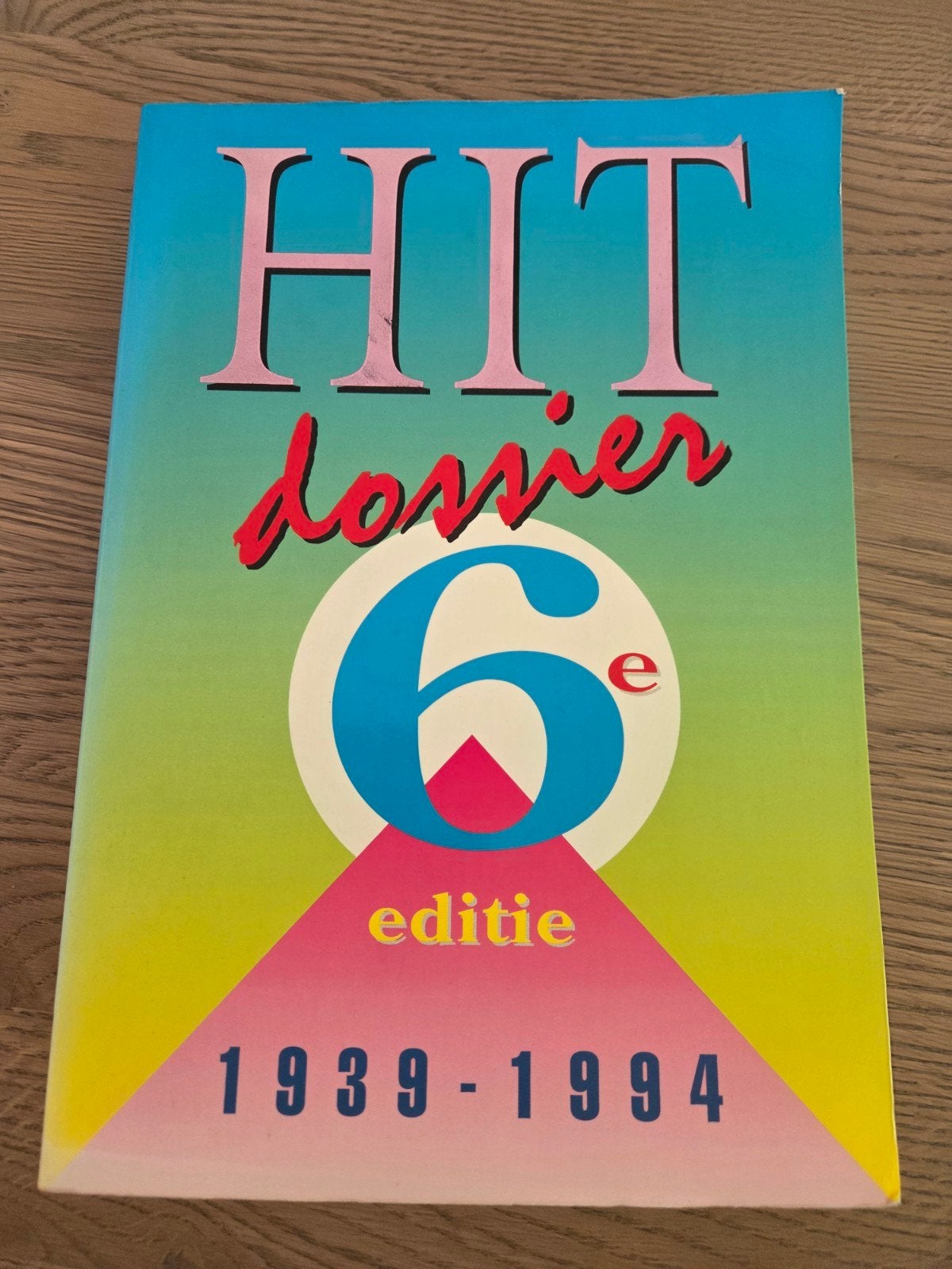 Hit Dossier 6e editie 1939-1994 - Muziekgeschiedenis, Boeken, Ophalen of Verzenden, Zo goed als nieuw, Genre of Stijl, H.J.W. Becht - Haarlem