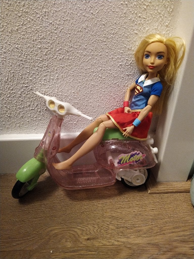 Barbie mattel op scooter, Kinderen en Baby's, Ophalen of Verzenden, Gebruikt, Barbie