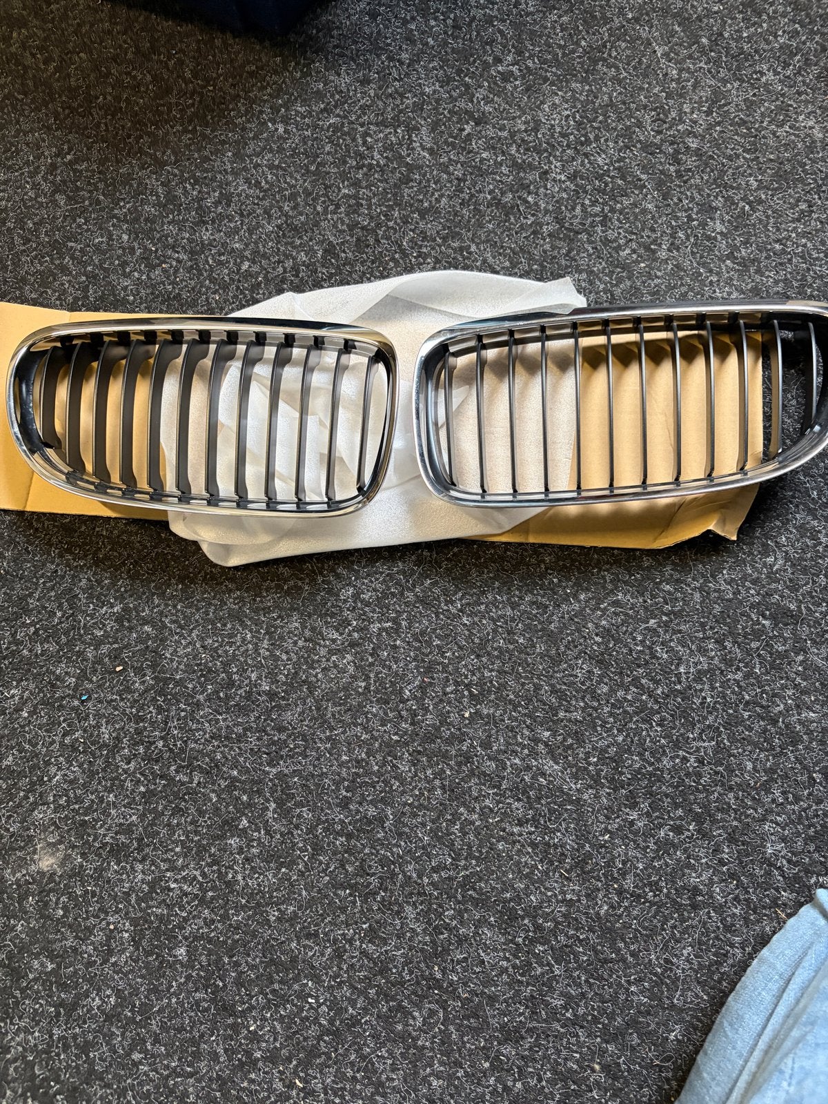 Nieuwe E90 / E91 BMW Nieren Grille - Zwart met Chroom, Voor, Nieuw, Ophalen of Verzenden, Bumper