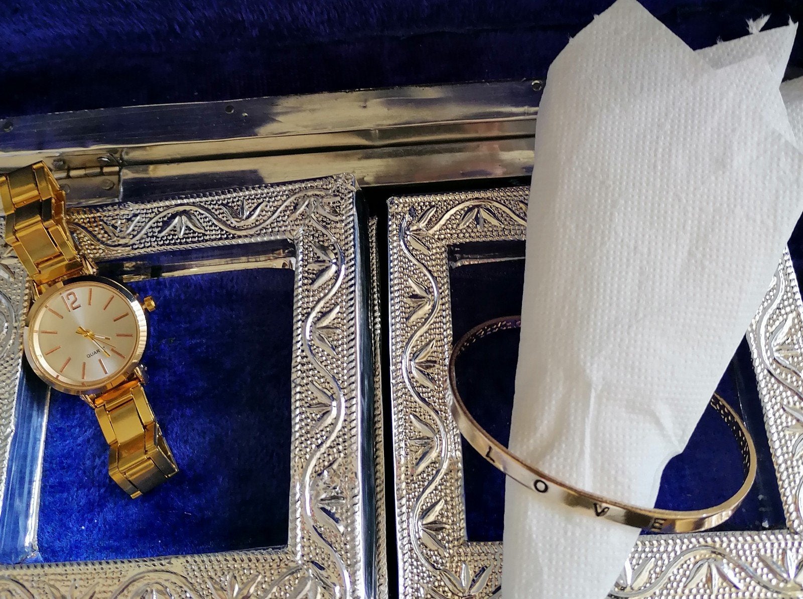 DAMES HORLOGE QUARTZ MET EEN ARMBAND MET LOVE EROP (NIEUW)., Sieraden, Tassen en Uiterlijk, Horloges | Dames, Overige merken, Overige materialen