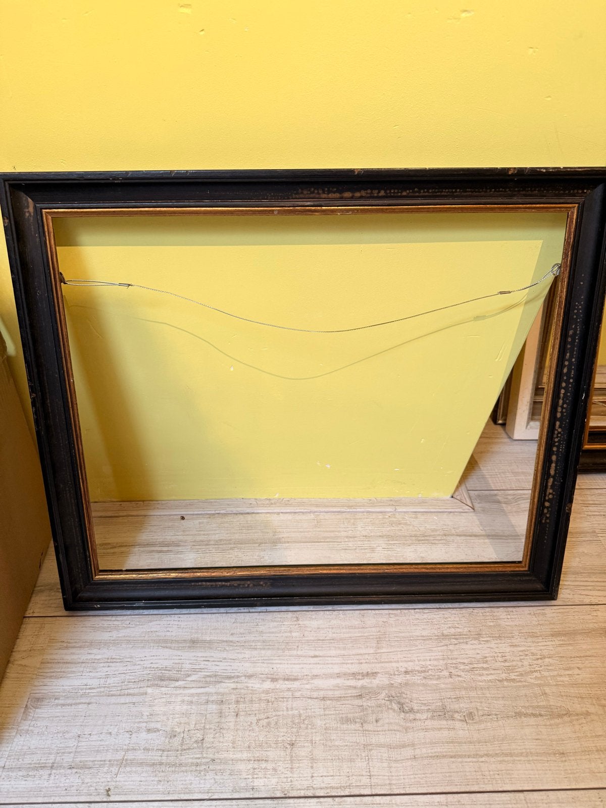 Zwarte massief houten schilderijlijst met gouden rand, Gebruikt, Schilderijlijst, Ophalen of Verzenden, Hout