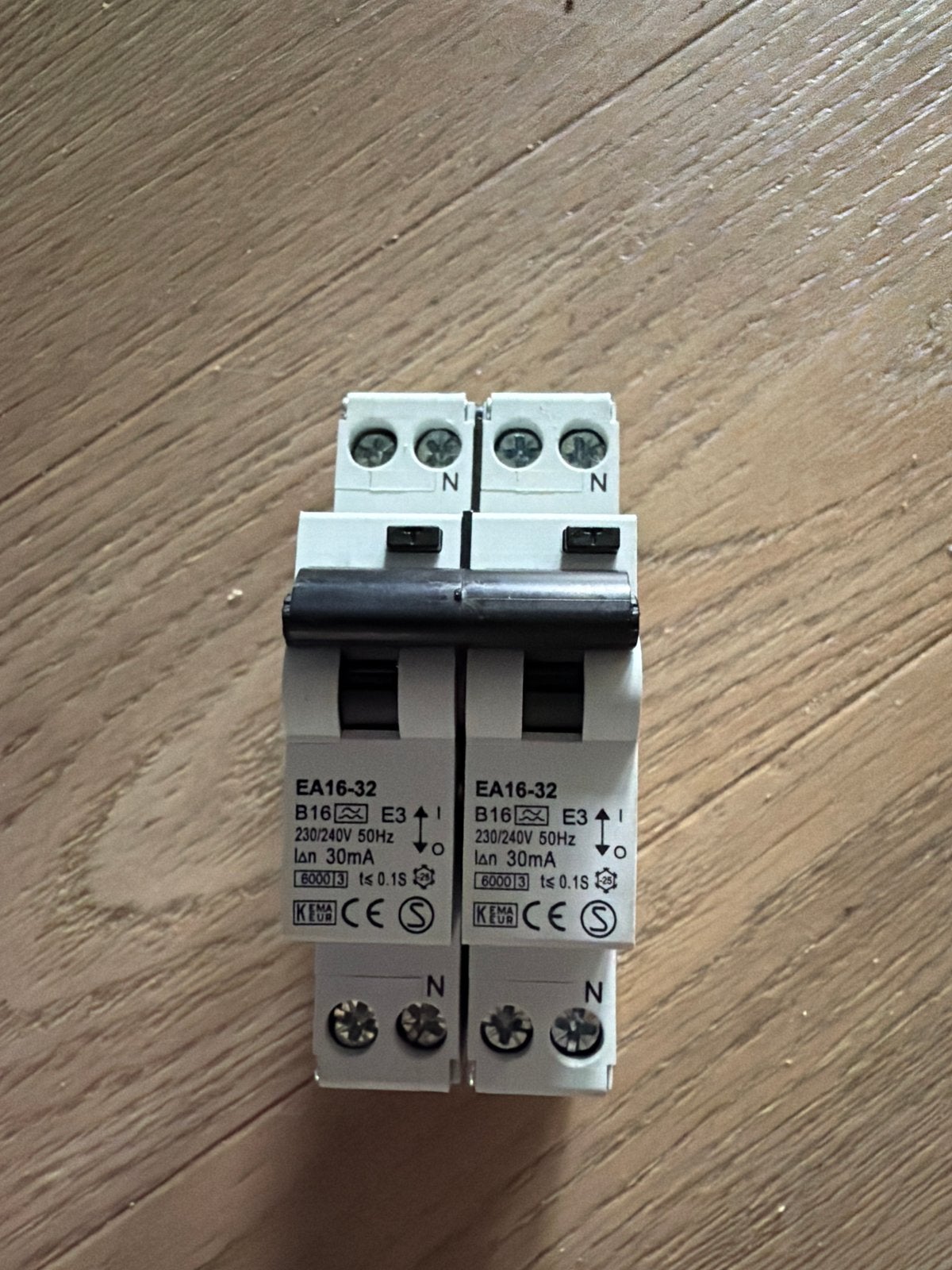 Emat Aardlekautomaat EA16-32 B16 30mA, Ophalen, Zo goed als nieuw, Emat, Aardlekautomaat