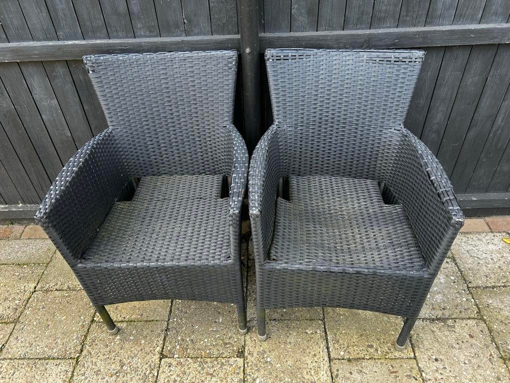 Vier tuinstoelen, waarvan eentje doorgezakt, Ophalen, Gebruikt, Wicker, Stapelbaar