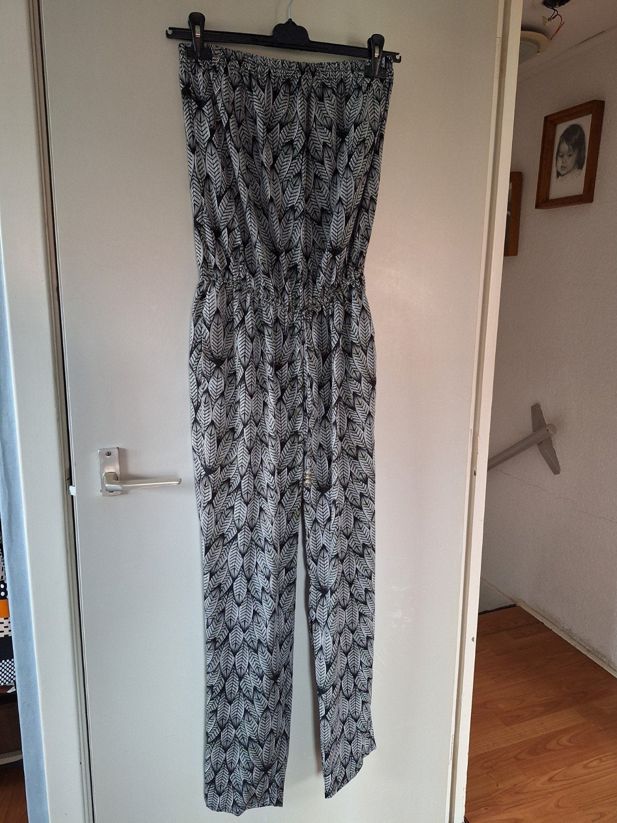 Zwart-witte jumpsuit met bladprint - Maat M, Ophalen of Verzenden, Zo goed als nieuw, Maat 38/40 (M), Zwart