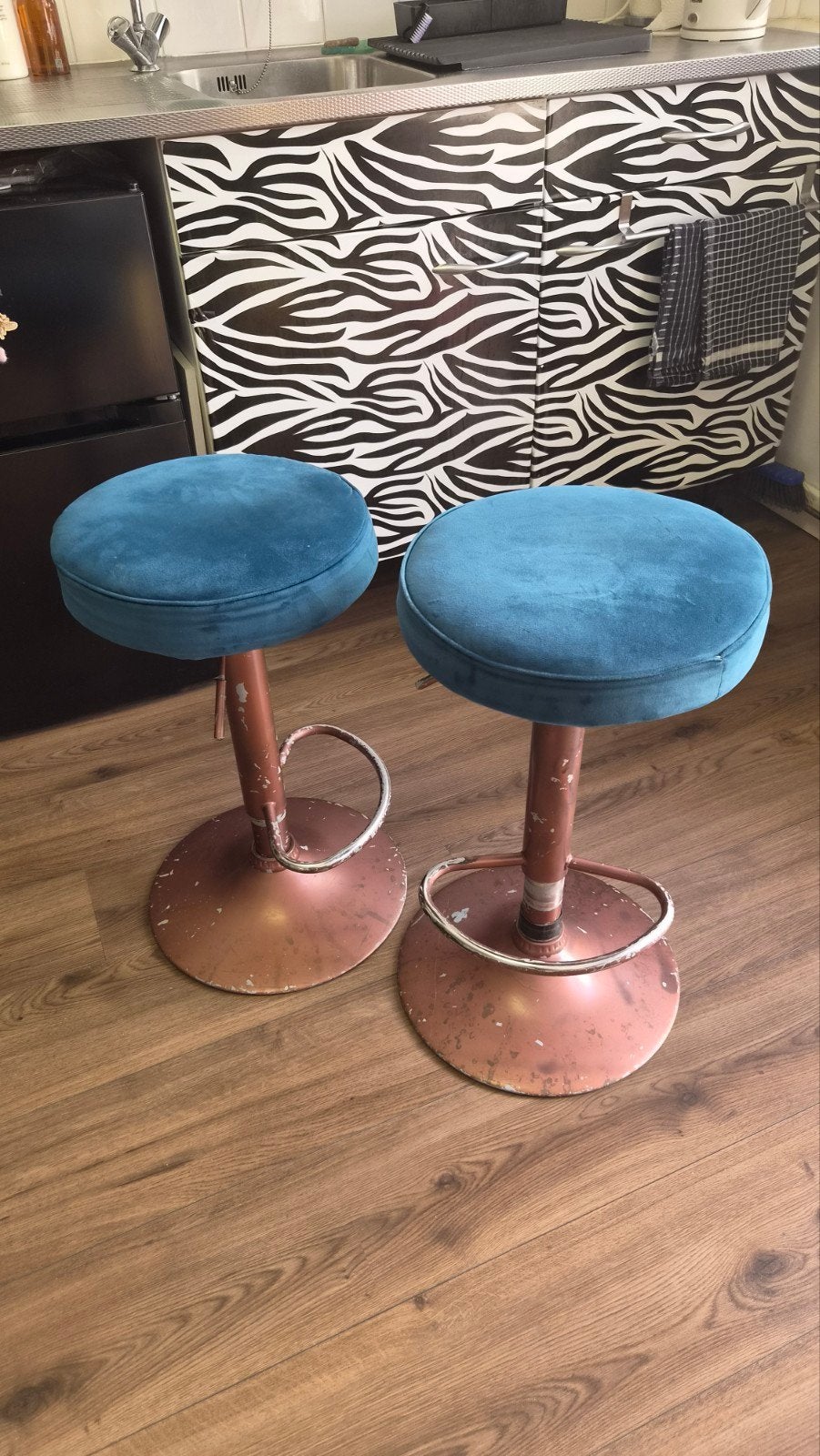 Set van 2 verstelbare barkrukken met blauwe zitting, Ophalen, Gebruikt, 60 tot 90 cm, 2 krukken