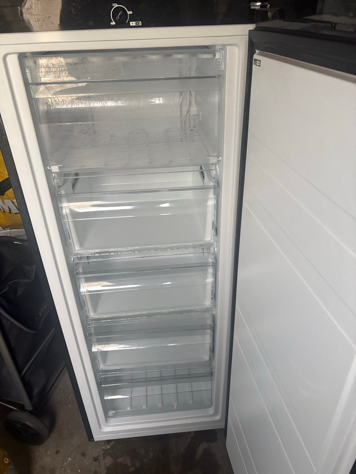 Inventum VR1420B Vrieskast - 160 liter, Zwart, Minder dan 60 cm, Zo goed als nieuw, Energieklasse A of zuiniger, 140 tot 160 cm
