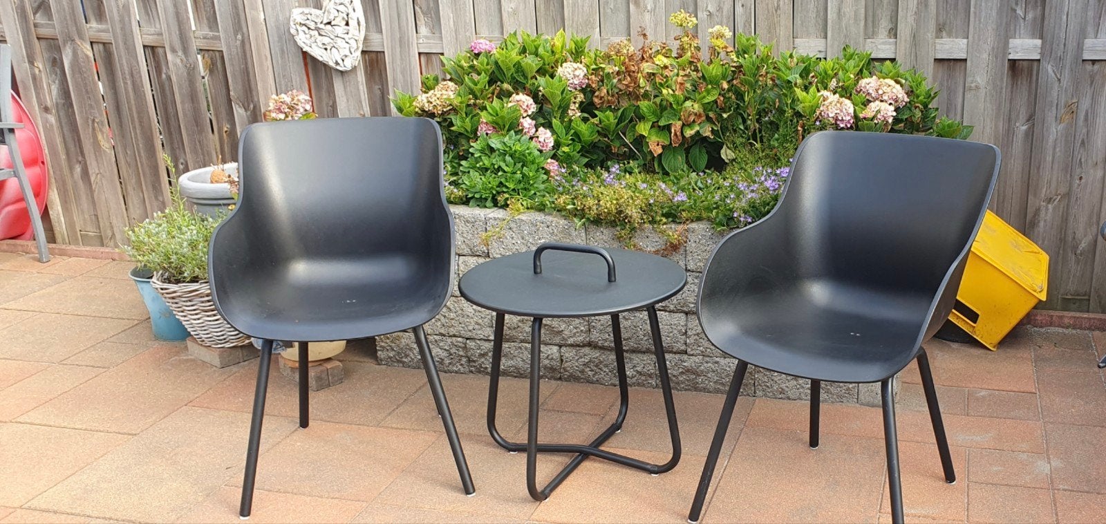 Mooie zwarte tuin- of balkonset met handig tafeltje, Bijzettafel, Aluminium, Zo goed als nieuw, Tuinset