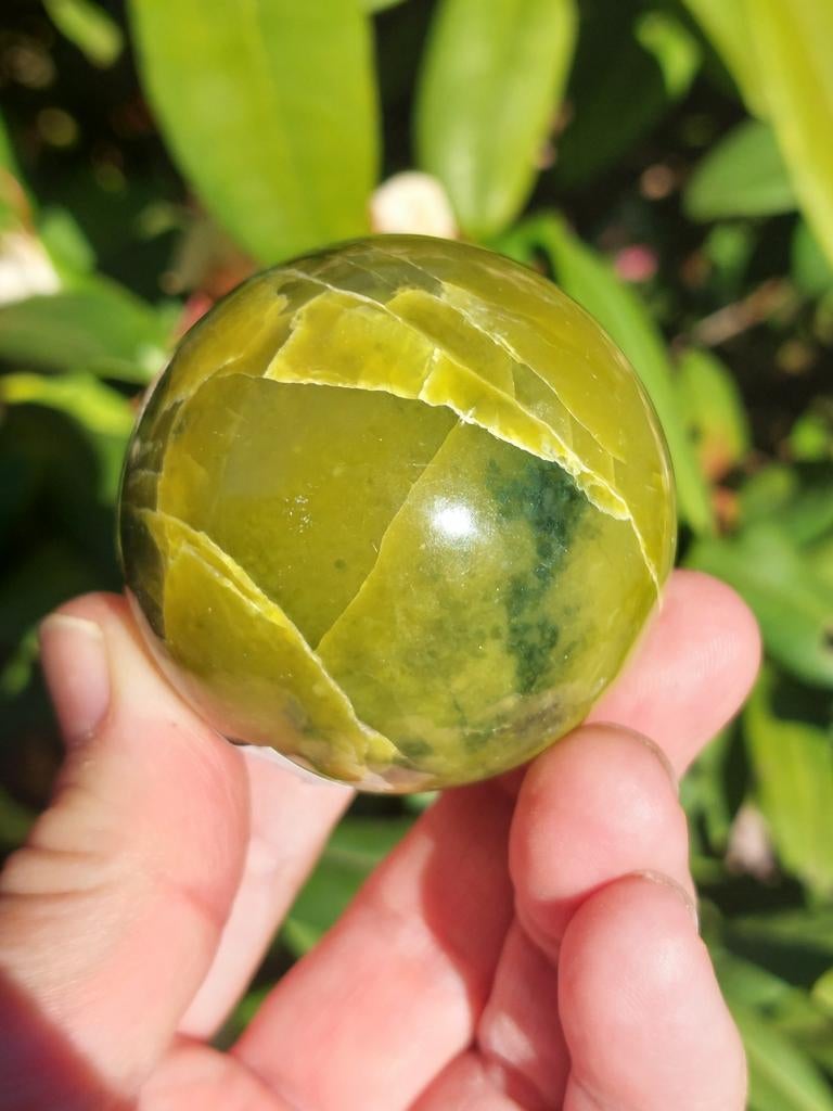 Groene Serpentijn Bol 5,5 cm - Aardend & Kalmerend, Sieraden, Tassen en Uiterlijk, Edelstenen, Ophalen of Verzenden