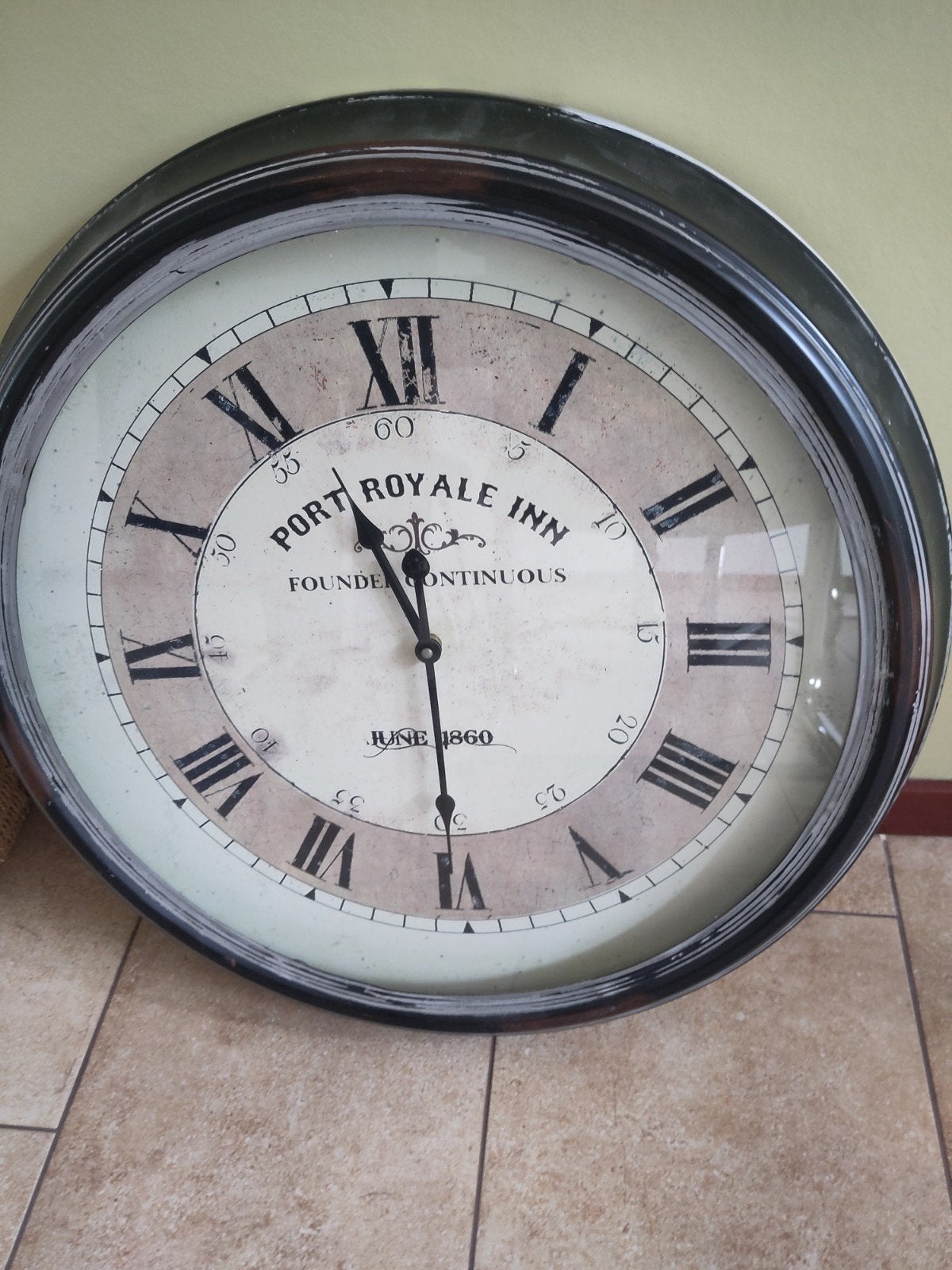 Grote wandklok Port Royale Inn, 57 cm, uurwerk defect, Ophalen, Gebruikt, Wandklok