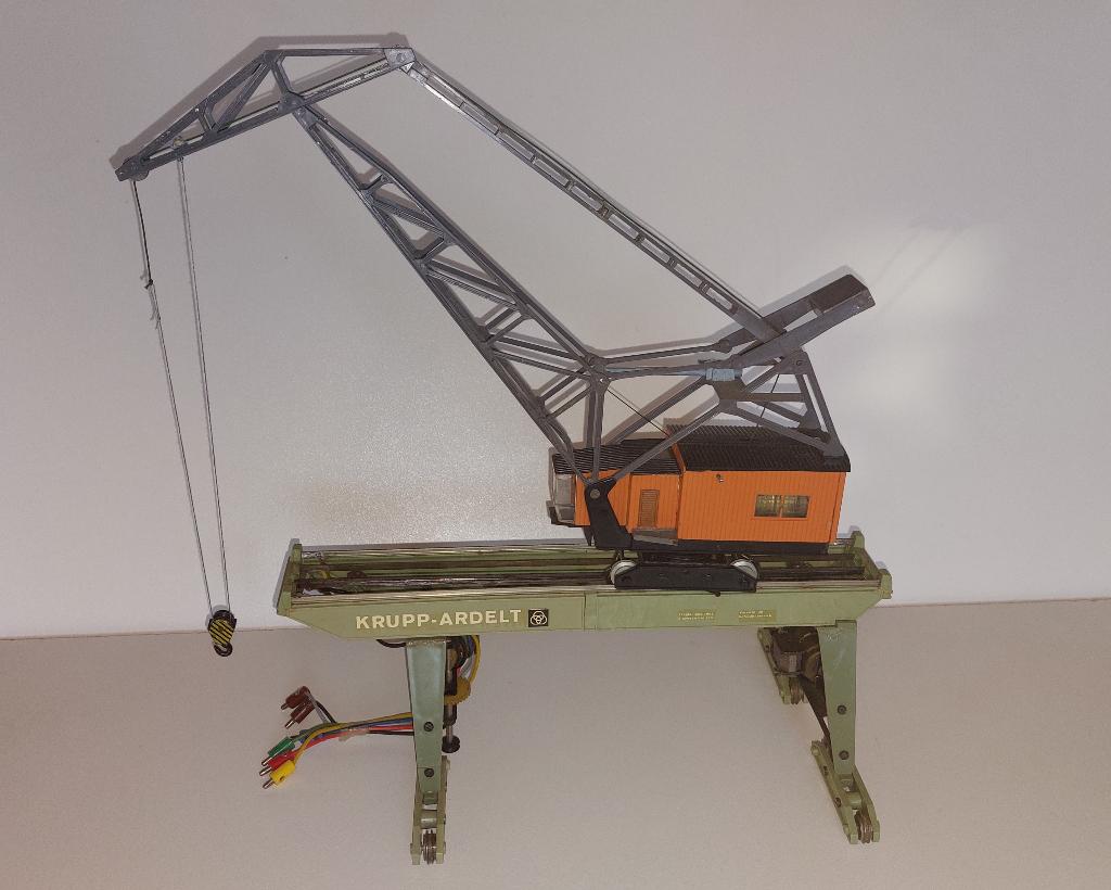 Wiad H0 807B - Portaalkraan Krupp Ardelt met 4 motoren, Hobby en Vrije tijd, Modeltreinen | H0, Overige merken, Wisselstroom, Gebruikt