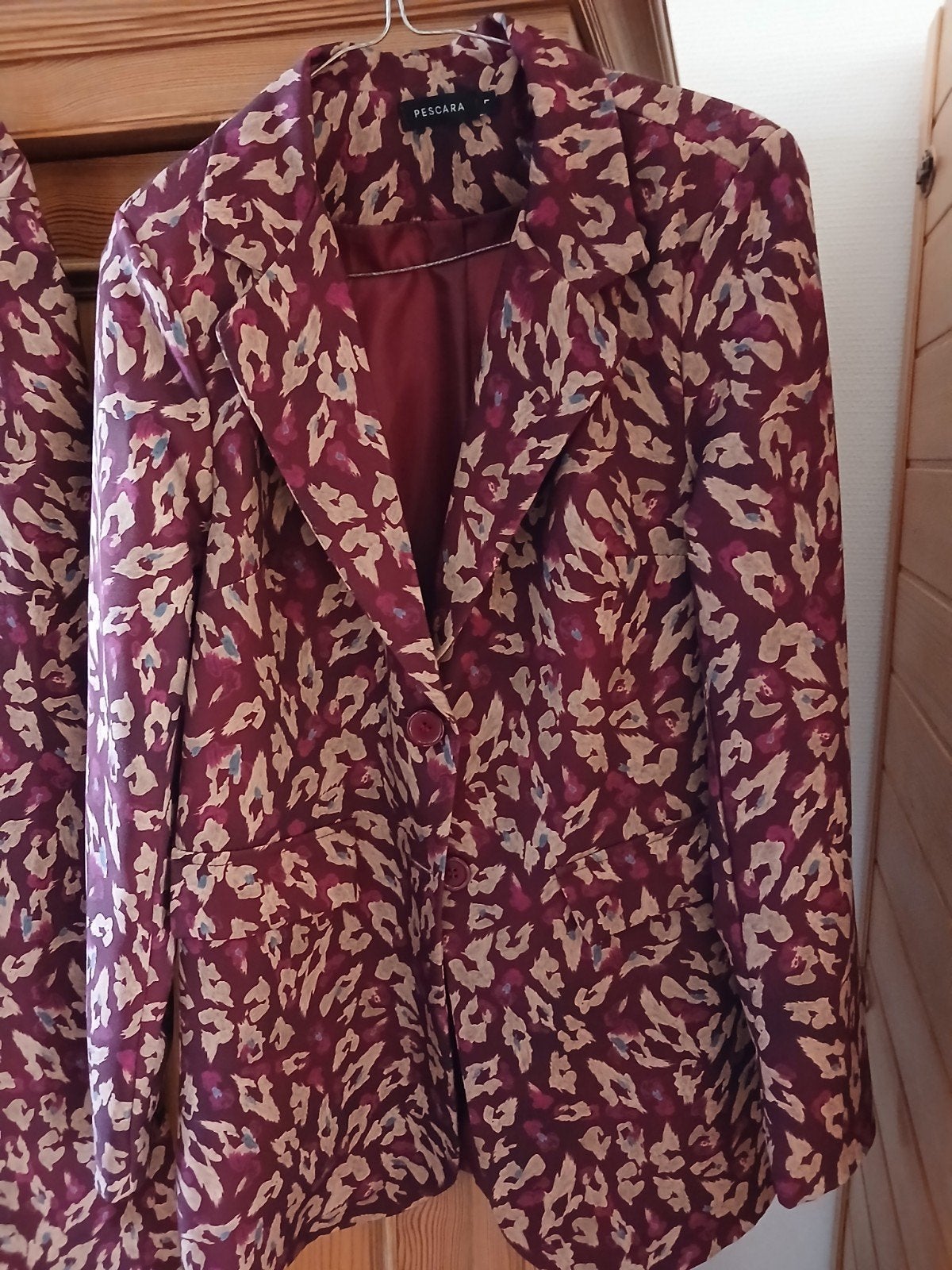 Broekpak gevlekt bordeaux/beige - Nieuwstaat - Maat L/XL, Kostuum of Pak, Beige, Maat 46/48 (XL) of groter, Pescara