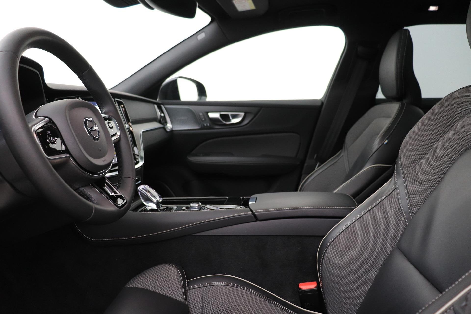 Volvo V60 T8 Plug-in hybrid Ultimate Dark | HEICO Sportuitla, Auto's, Volvo, Automaat, Stof, Gebruikt, Euro 6