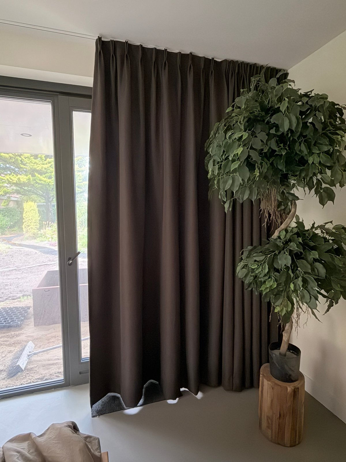 NIEUWE 2 stuks verduisterende bruine gordijnen, Huis en Inrichting, Ophalen of Verzenden, Zo goed als nieuw, Bruin