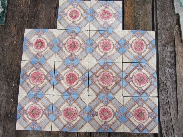12 Antieke wandtegels met afbeelding in relief 15.4x15.4cm, Ophalen