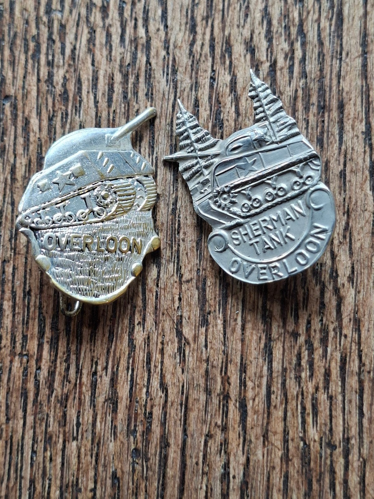 Overloon speldjes Sherman Tank, Ophalen of Verzenden, Landmacht, Amerika, Embleem of Badge