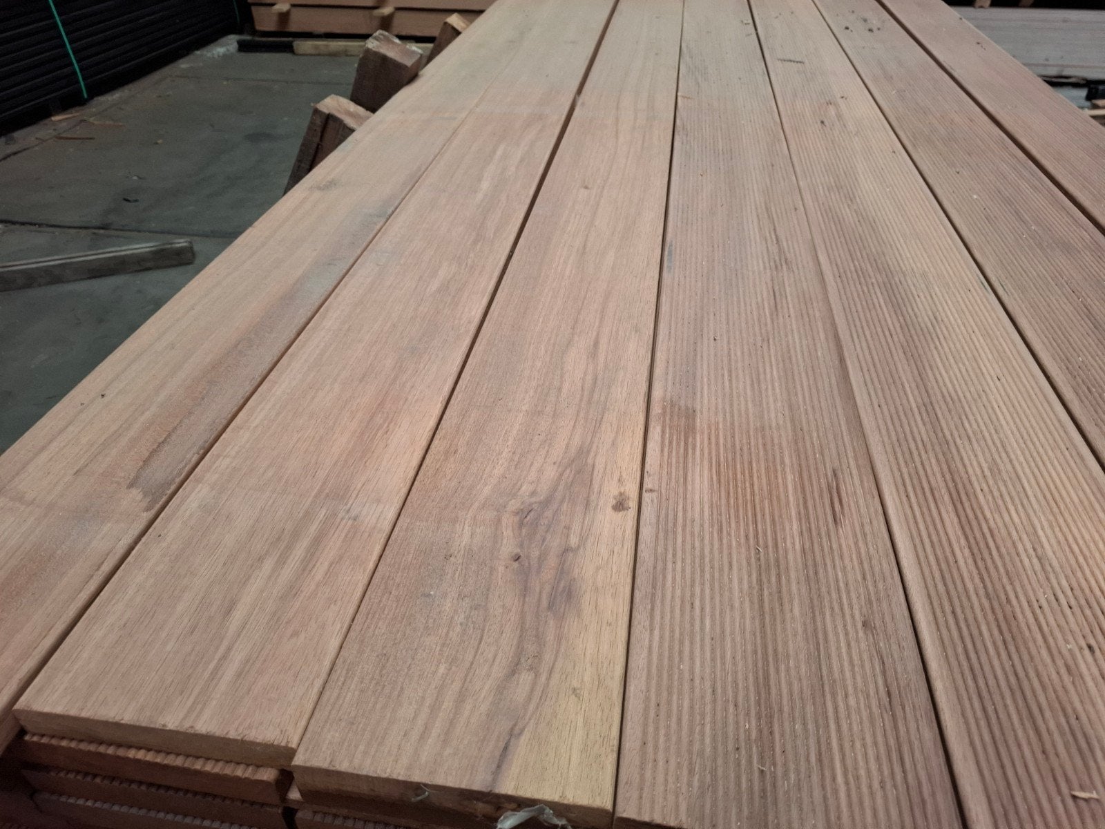 partij 49 st hardhout vlonderplanken 215 cm bezorgen mogelij, Ophalen, Nieuw, A, Hout
