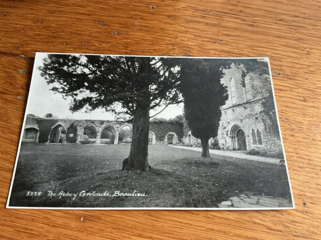 V126 England Beaulieu The Abbey Grounds, Ophalen of Verzenden, Voor 1920, Engeland
