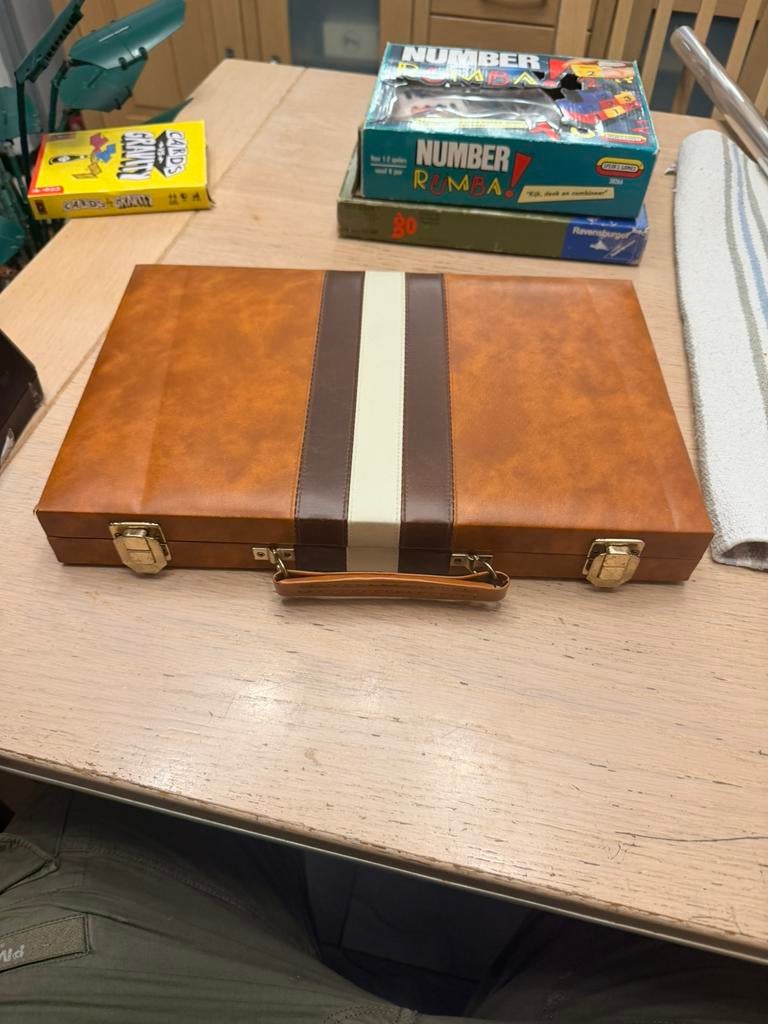 Backgammon in luxe leren koffer 48,5x37,5cm zgan, Ophalen of Verzenden, Zo goed als nieuw