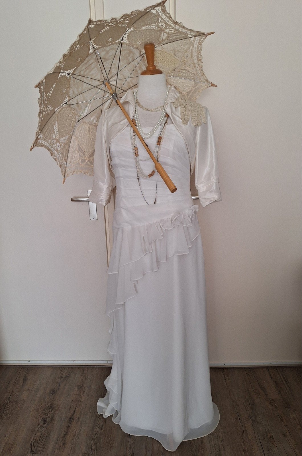 paspop met trouwjurk en kanten paraplu met Bolero en Parasol