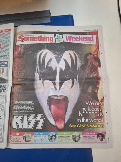 3 kranten met Kiss artikelen Gene Simmons, Verzamelen, Ophalen of Verzenden, Gebruikt, Boek, Tijdschrift of Artikel