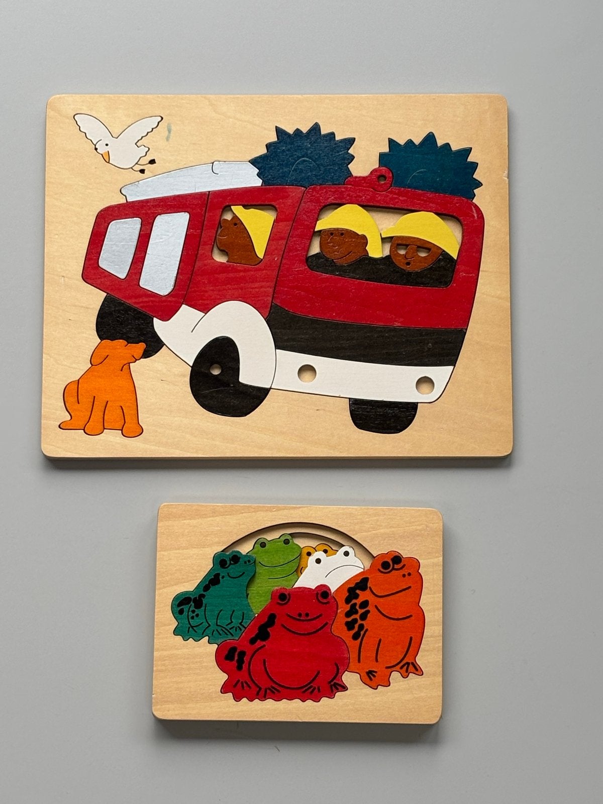 Mooie George Luck Houten puzzels: brandweerwagen en kikkers, 2 tot 4 jaar, Gebruikt, 10 tot 50 stukjes, Ophalen of Verzenden