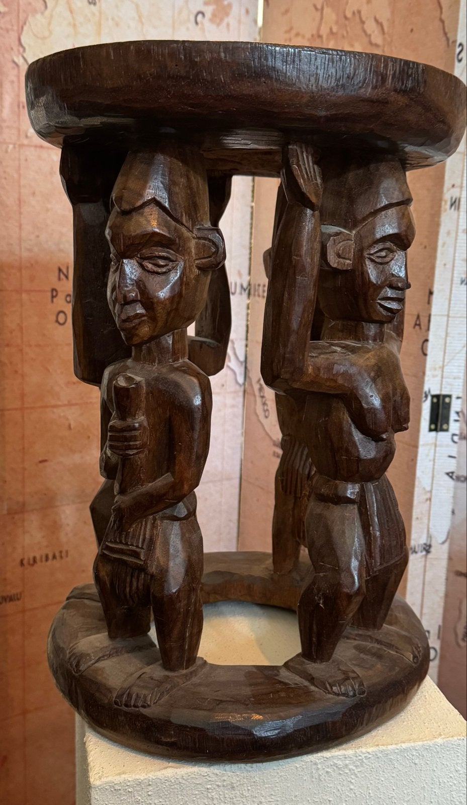 Oude Afrikaanse houten kruk met dragende figuren, Bruin, Afrika, Overige typen, Gesneden