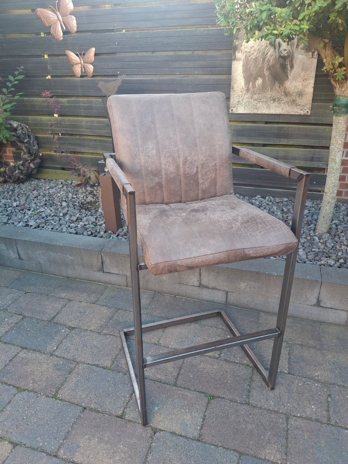 Zo goed als nieuwe hoge barstoel - Taupe suède, Ophalen, Met voetsteun, Zo goed als nieuw, Metaal