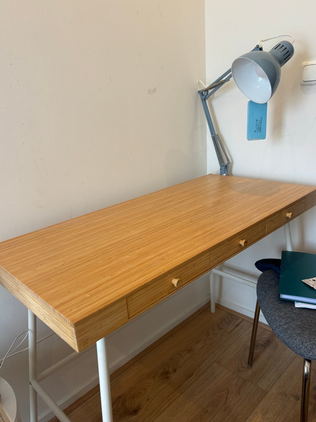 Stijlvol bureau met bamboe blad en lades, Ophalen, Gebruikt, Bruin, Computerbureau