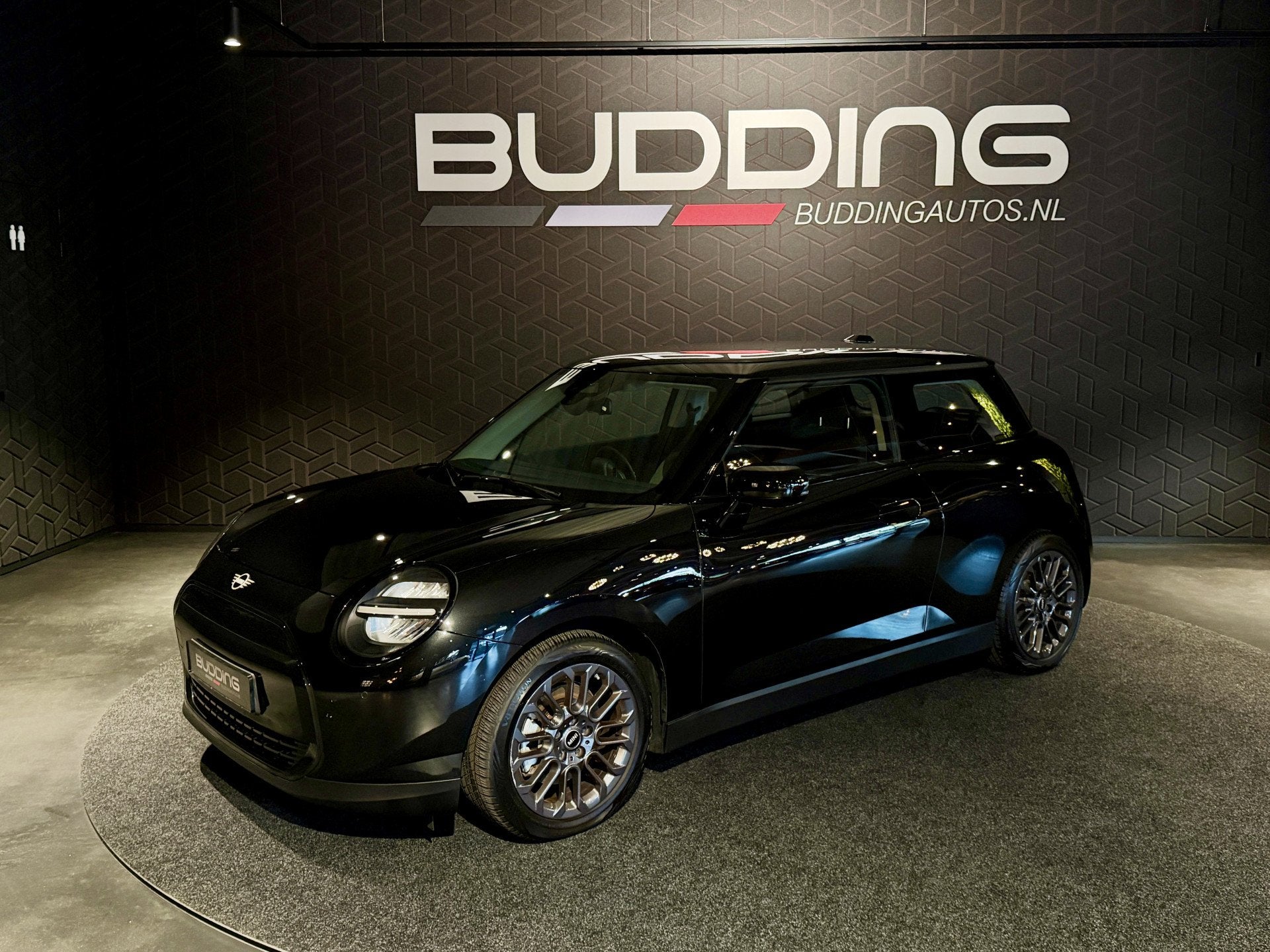 MINI Electric Classic kWh | CarPlay (bj 2024, automaat), Auto's, Stof, Gebruikt, 4 stoelen, Grijs
